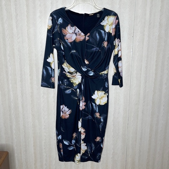 🆕 T. TAHARI faux wrap midi sheath dress in black mums Floral Dress Size 10 - Picture 3 of 7